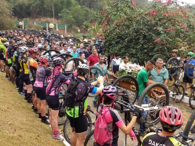Ciclistas da região fizeram um momento de oração e prestaram homenagens à Maria Angélica