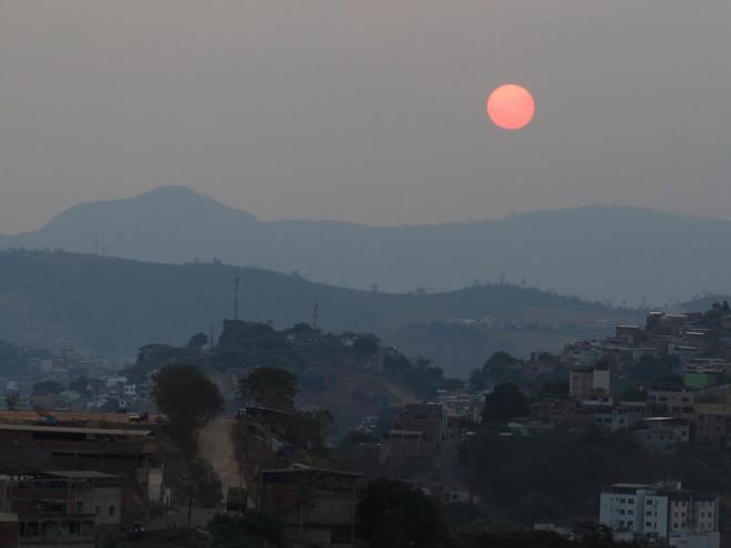 Sol encoberto por densa camada de fumaça ficou vermelho no fim da tarde esse domingo, 20