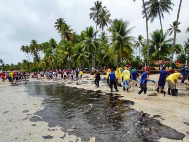 Sobrou para a população limpar óleo despejado de forma criminosa no mar do litoral nordeste do Brasil 
