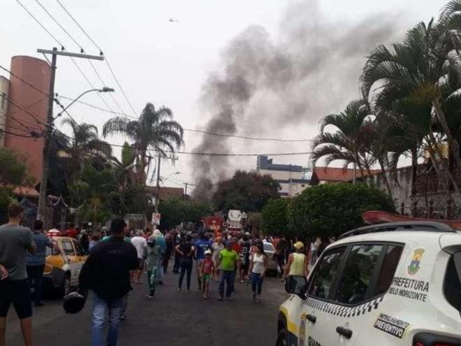 Antes de cair, a aeronave atingiu a rede elétrica e explodiu