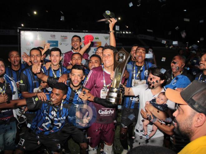 Goleiro Elton recebeu o troféu de campeão do Acesitano