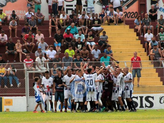 A equipe se reuniu para celebrar o único gol da partida