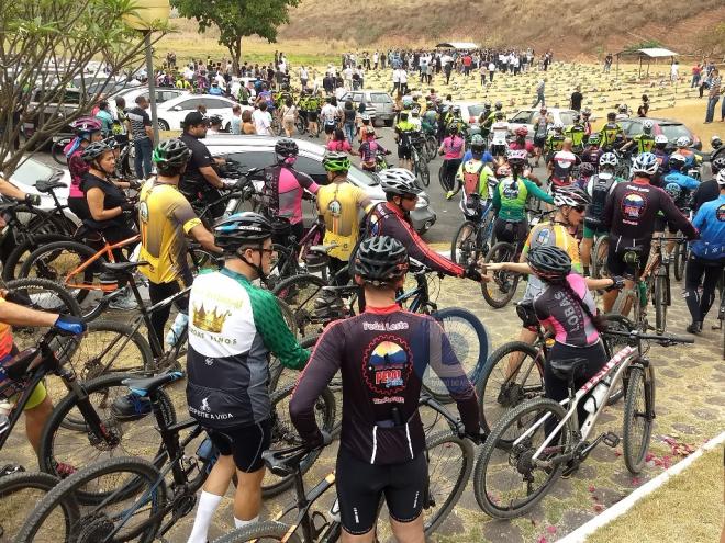 O velório de Maria Angélica reuniu familiares, amigos e ciclistas no cemitério Vale da Saudade, no domingo 