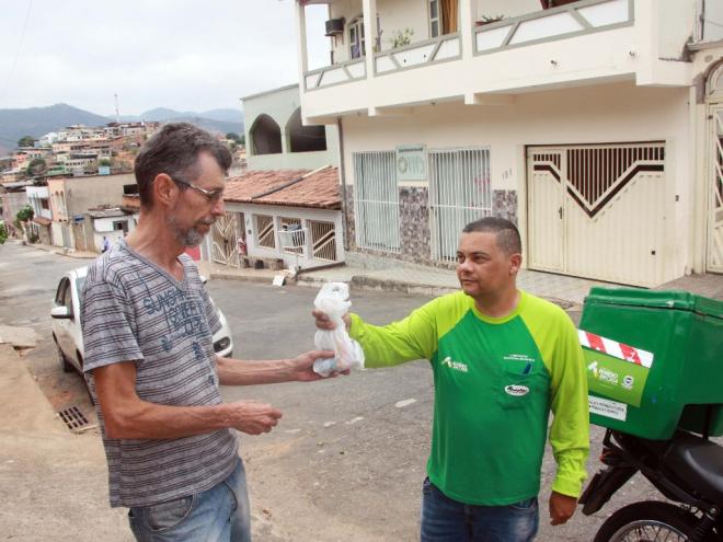 Pessoas acamadas ou com dificuldades de locomoção podem receber o medicamento em casa, por meio de um programa do governo de Ipatinga
