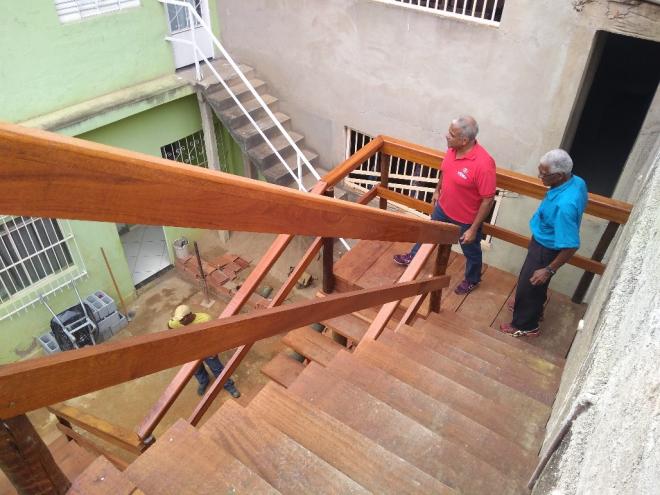 A instalação de uma escada corrigiu um problema decorrente de um serviço público inacabado na rua Cânticos