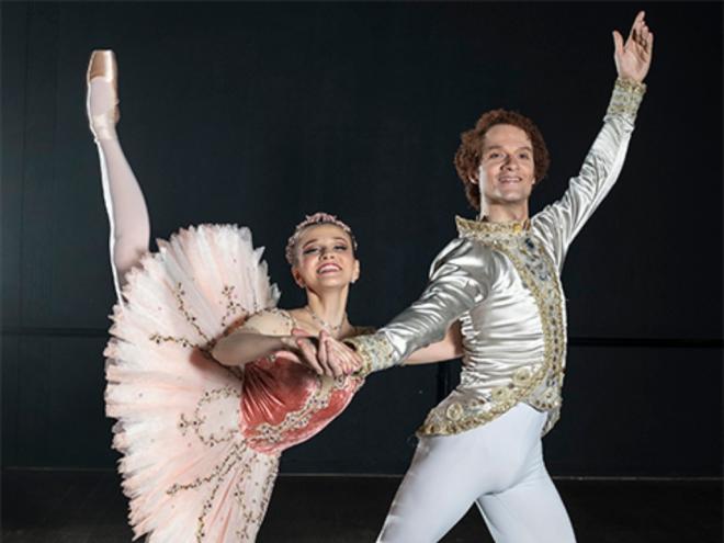 Maria Eduarda e Christyan Pimentel protagonizam a montagem