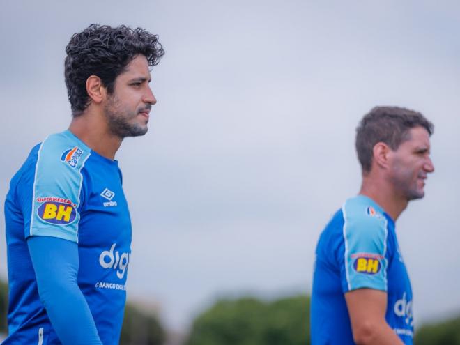 Zagueiro Léo, que estará à disposição para o jogo, ao lado do meia Thiago Neves