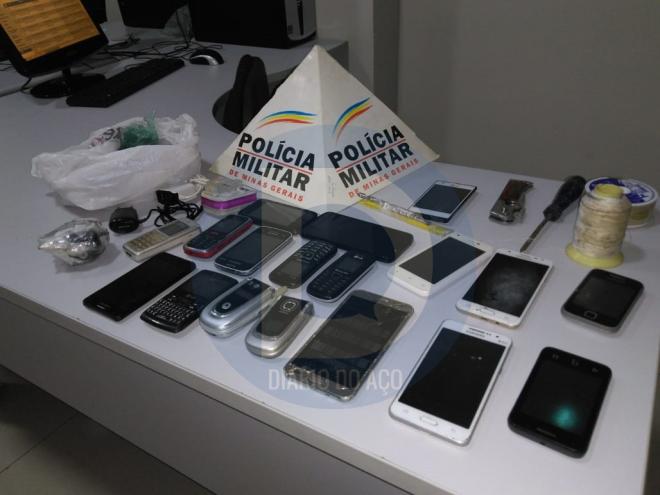 Para a polícia, celulares e outros objetos seriam lançados sobre o muro 