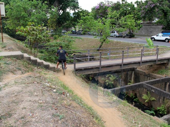 A dificuldade na travessia do Ideal para o bairro Esperança é uma das principais reclamações 