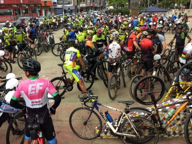 Ciclistas reunidos praça 1 de Maio em Timóteo