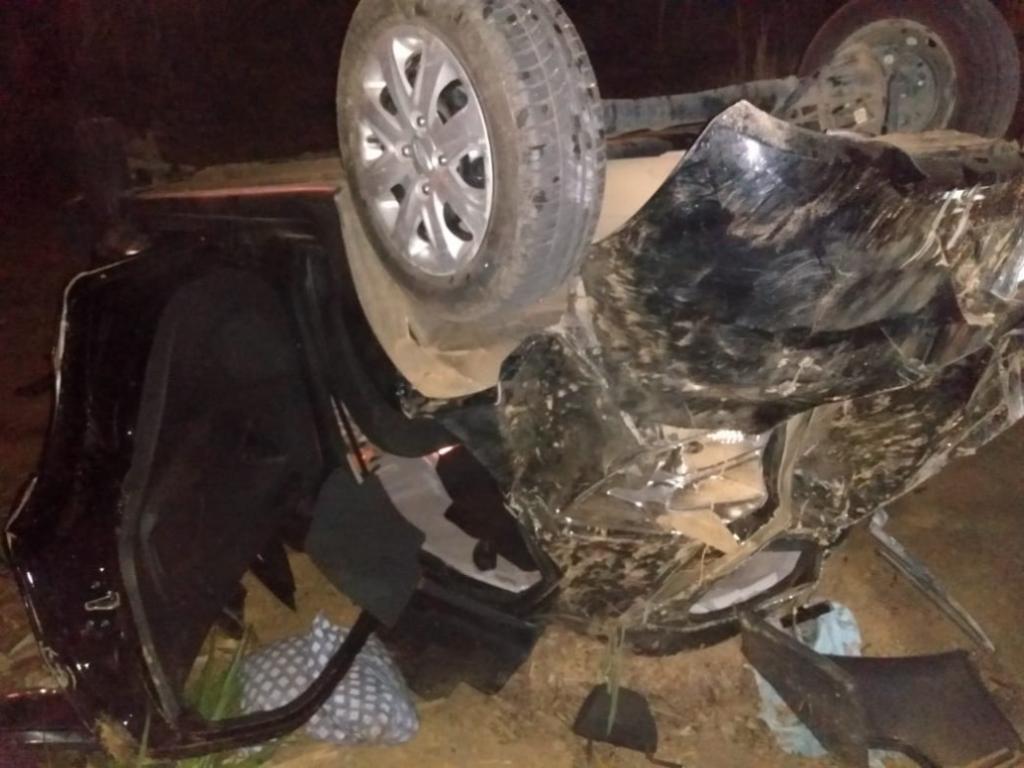 Mulher ficou retida no interior de carro capotado e foi resgatada por equipes do CBMMG