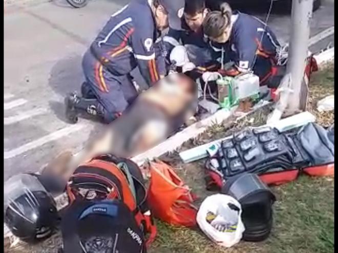Motociclista foi socorrido por equipes do SAMU no local do acidente 