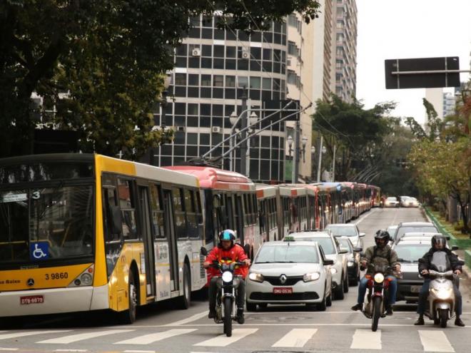 A população como um todo se beneficia da redução de tarifa do transporte público, diz assessora do Inesc
