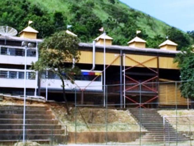 A escola é situada no distrito de Cachoeira do Vale
