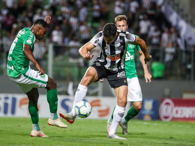 Galo perdeu de 2 a 0 para a vice-lanterna Chapecoense e se aproxima do Z4