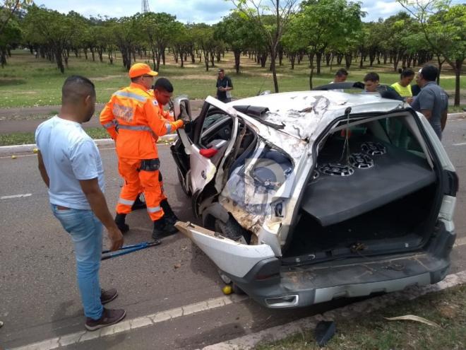 Com o impacto, Fiat Palio Adventure bateu em árvore e capotou 