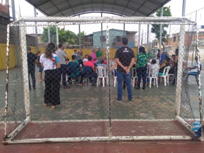 Crianças e adolescentes de áreas periféricas recebem incentivos para prática de handebol e futebol
