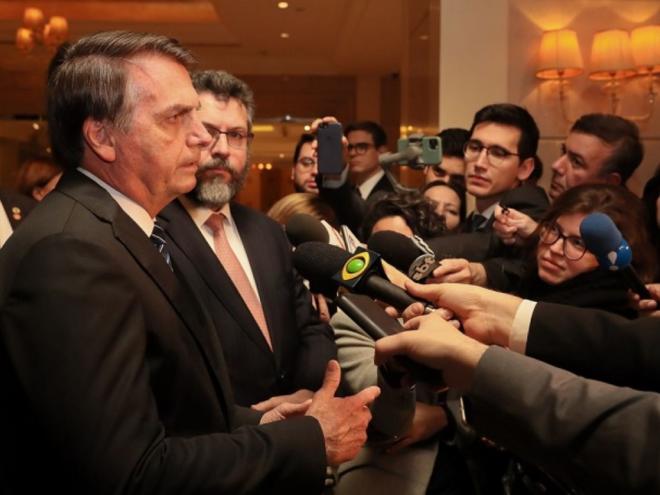 Bolsonaro recomenda que cobrem do filho dele o peso da fala sobre o AI-5