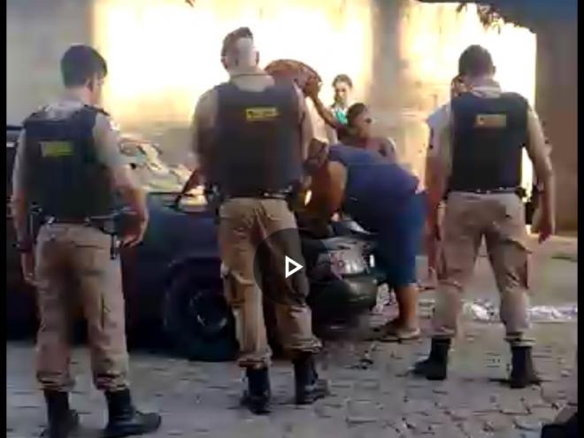 Dono de Fiat Tempra, tomado por fúria, passou a destruir o carro quando policiais verificaram que documentação estava irregular  