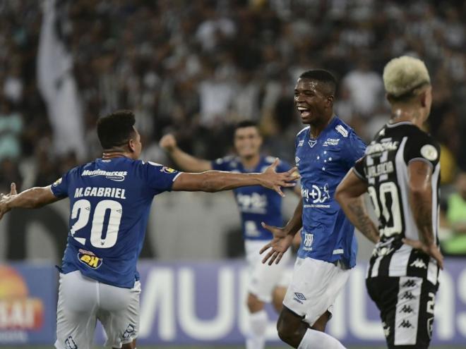 Cacá abriu o placar para o Cruzeiro no primeiro tempo da partida 
