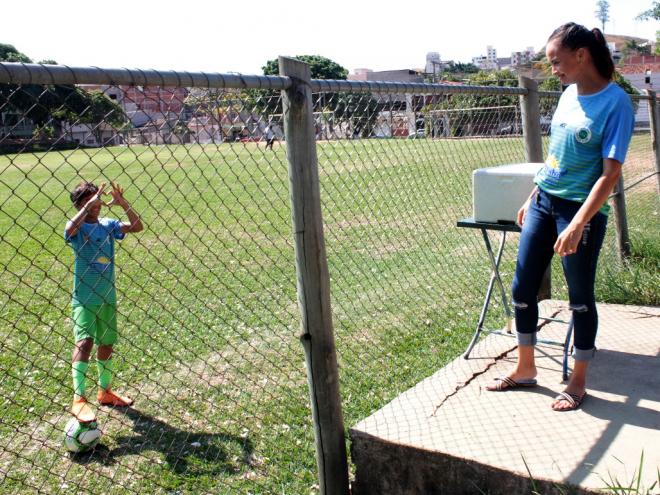O jogador reproduz uma de suas comemorações na hora do gol: coraçãozinho com as mãos para a mãe 