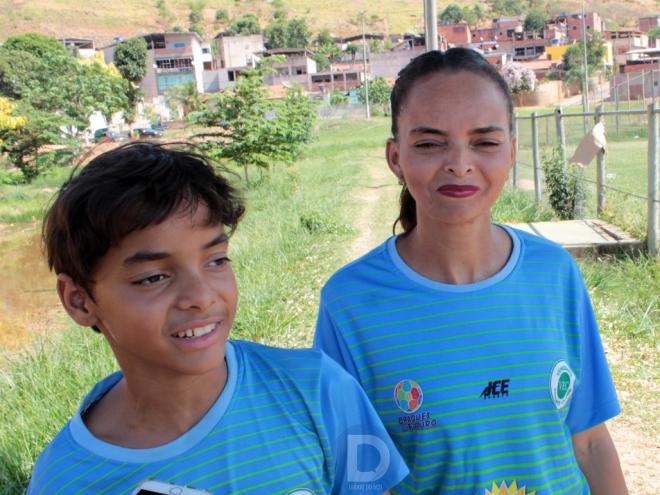Mãe e filho estão sempre juntos, seja no futebol ou na venda de salgados
