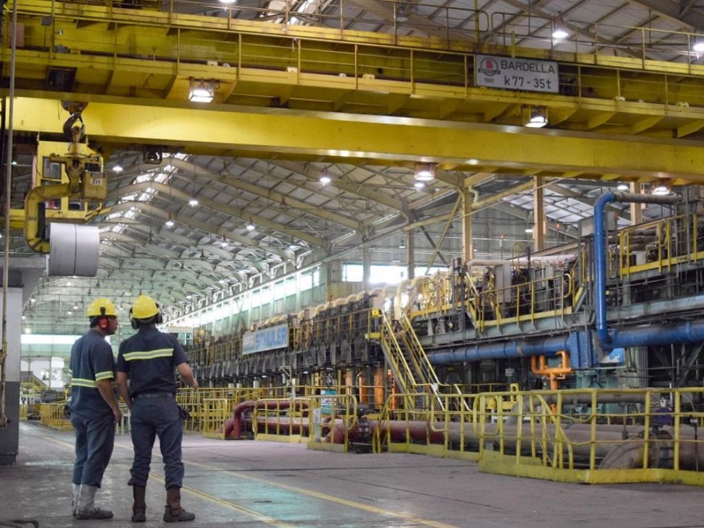 Obras na usina Intendente Câmara: Usiminas Mecânica tem vagas temporárias para: soldador Raio X, soldador  MIG , mecânico montador, montador de andaime e maçariqueiro