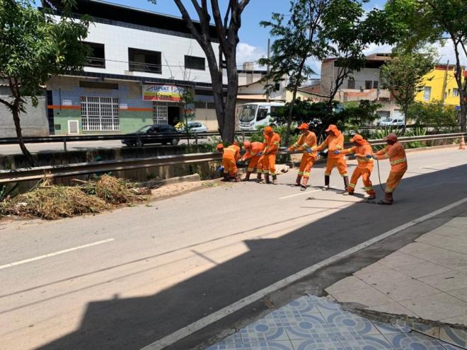 Para retirar uma coluna de concreto do local, operários tiveram que amarrar uma corda e içar o material