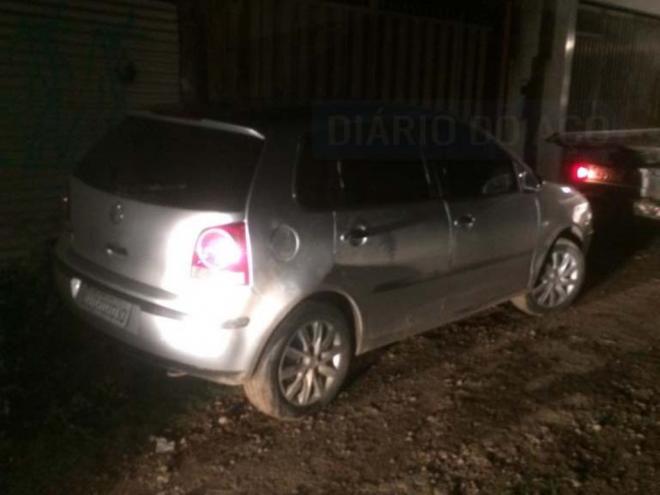 VW Polo foi encontrado abandonado em uma rua no distrito de Melo Viana