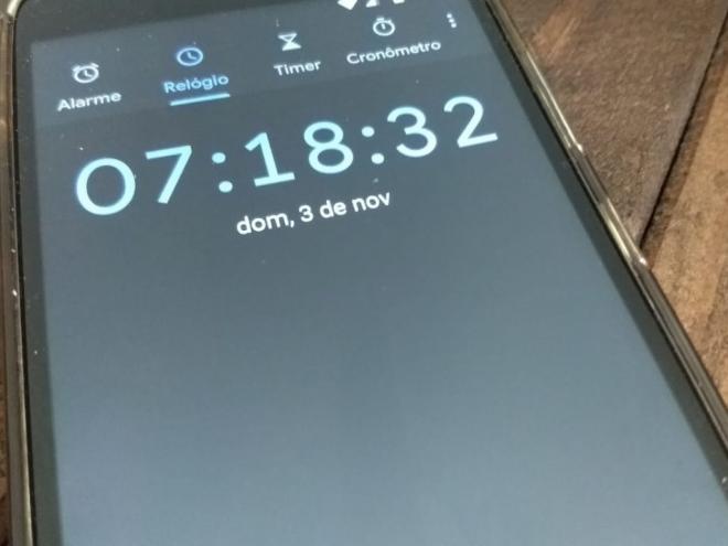 Usuários de celulares tiveram a surpresa ao acordar: relógios dos celulares estavam adiantados em uma hora, mesmo sem o horário de verão em 2019