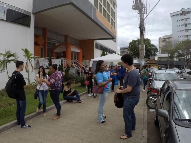 Estudantes chegam a escola, no bairro Cidade Nobre, em Ipatinga, para o primeiro dia de provas do Enem 