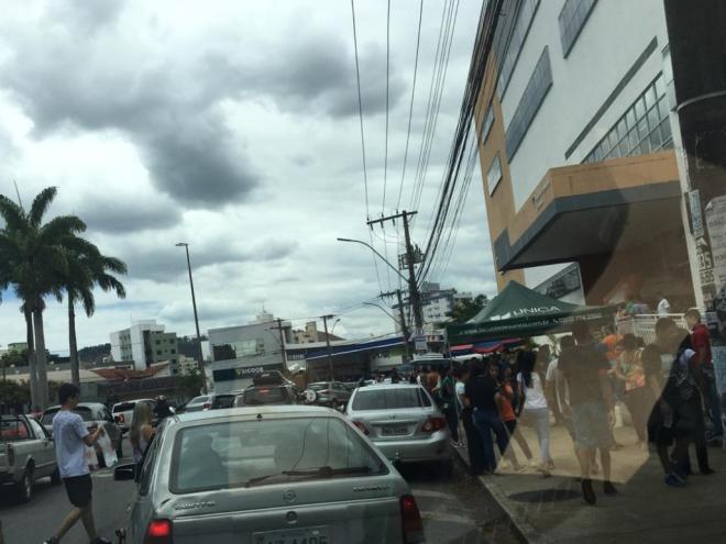 Rotatória da avenida Simon Bolívar, Cidade Nobre, ficou completamente congestionada após as 12h 