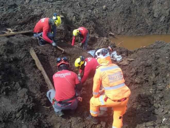 Equipes do Corpo de Bombeiros trabalham na área da catástrofe da mineração, em Brumadinho