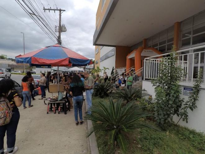 Estudantes chegam a escola em Ipatinga, para o primeiro dia de prova do Enem 