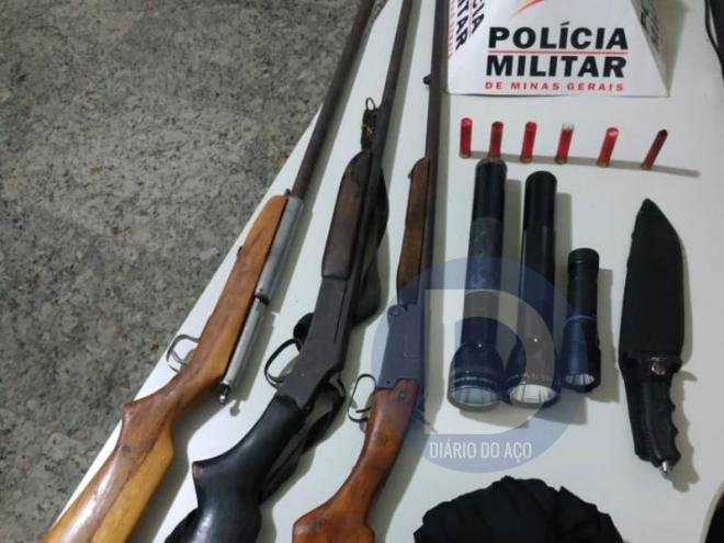 As armas e apetrechos para caça foram encontrados no carro parado pela PM