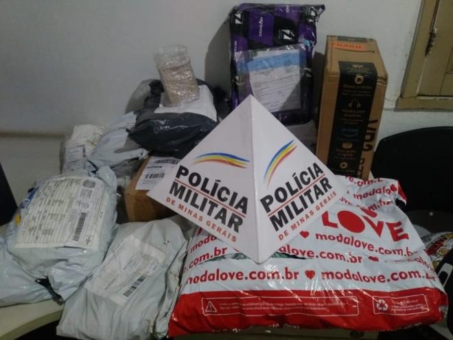 No saco levado pela dupla estavam vários pacotes com encomendas, furtados de caminhão tombado na BR-381