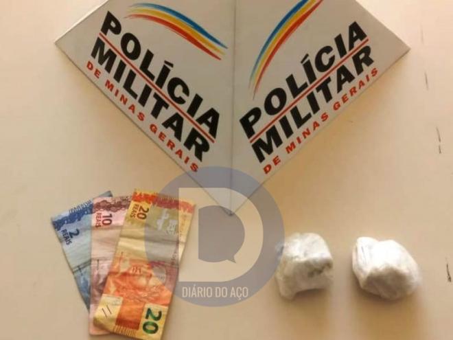 As porções de cocaína estavam com a adolescente abordada pela PM