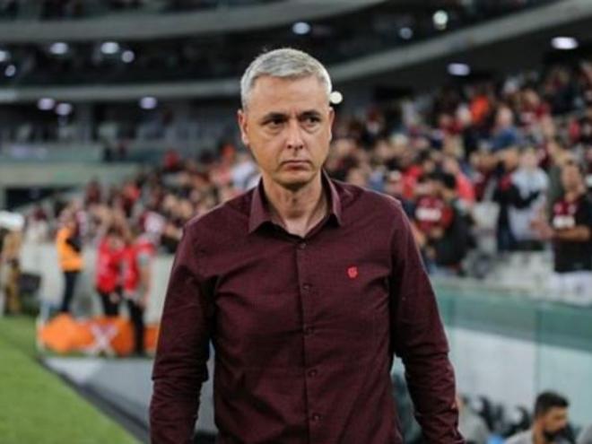O gasto do atual contrato do Athletico-PR com a comissão técnica de Tiago Nunes é considerado baixo para uma equipe de ponta do futebol brasileir