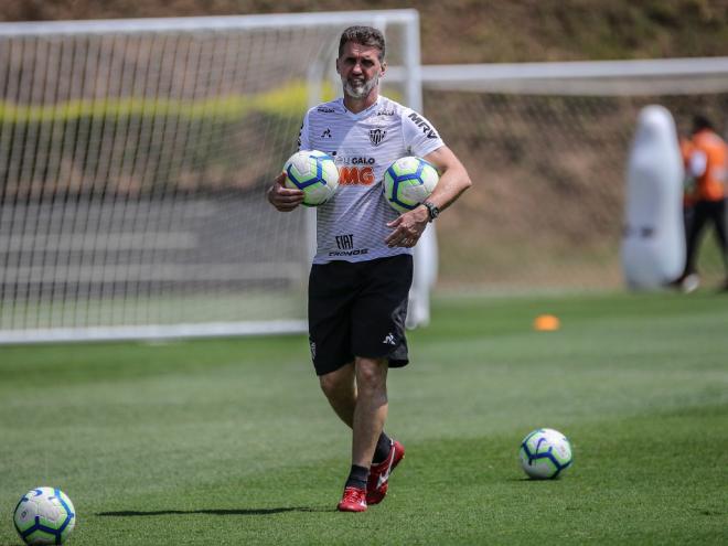 Vanger Mancini tem a missão de vencer o Goiás nesta 31ª rodada do Brasileirão