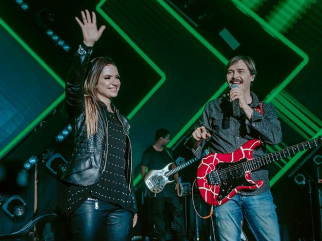 Camila Campos interpretou Pela Fé junto com Juninho Afram