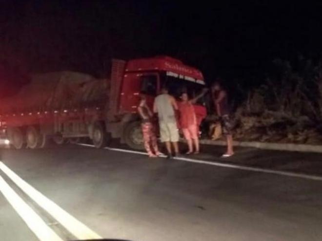 Caminhão atingido por Gol foi parar no acostamento da BR-381 