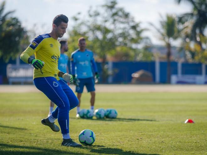 Fábio é um dos pendurados na partida desta quarta-feira