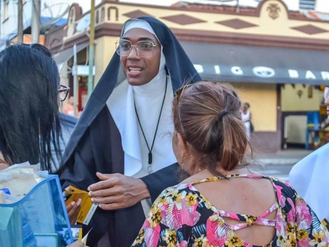O ator Othon Valgas dá vida à hilária Madre Teresa