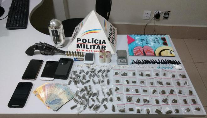 Arma e demais produtos apreendidos em incursão no bairro Esperança, Ipatinga