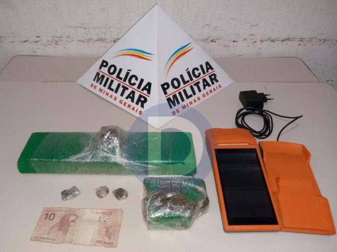 Além das porções de maconha, pensando mais de um quilo, uma máquina de leitura de cartões bancários e de crédito