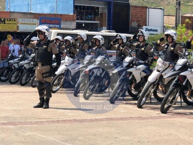 Os 27 policiais participam da solenidade da formatura do curso