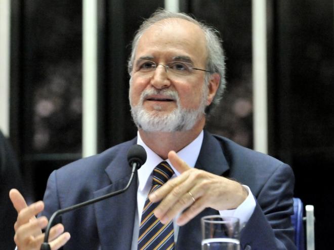 Azeredo foi condenado a 20 anos e um mês de prisão por desvio de dinheiro público e lavagem de dinheiro no caso do mensalão tucano