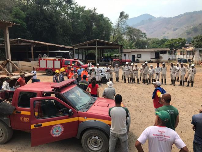 Força-tarefa de combate ao incêndio inclui Bombeiros, IEF, servidores municipais de Jaguaraçu e Marliéira, além de voluntários 