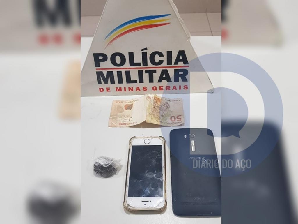 Os PMs apreenderam celulares, dinheiro e até uma porção de maconha com os quatro jovens