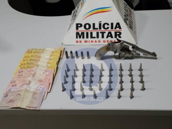 Os pinos com cocaína e um revólver apreendidos pela PM